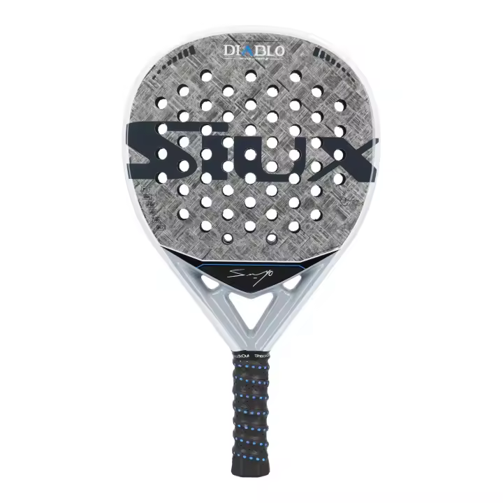 PALA SIUX DIABLO REVOLUTION II SANYO PRO, es una pala de primera calidad que ha sido diseñada, especialmente, para deportistas que practican pádel a un nivel avanzado o profesional. Es el modelo que empuña Sanyo Gutiérrez. Presenta una forma híbrida. - 1