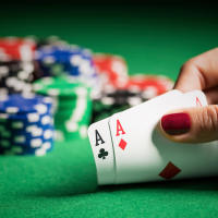 CB Games - Maletín de póker Ø4x0,3 cm, Juego set infantil con 201 fichas, 2 barajas de cartas, 5 dados y 1 ficha dealer, Para niños +3 años, Regalo infantil, Juegos para toda la familia - details 2