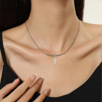 Collar Pendentivo De Cruz Pequeña Para Mujer En Color Plata Acero Inoxidable Cadena De Serpiente Religioso Joyería Regalo - details 1