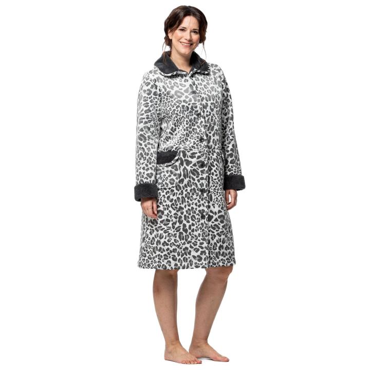 Egatex Elegante Bata Mujer Animal Print. Bata de Mujer Tejido Borreguito Animal Print de Egatex. 252522. Bata de mujer Egatex confeccionada en cálido tejido borreguito, perteneciente a la misma familia con estampado animal print. Su diseño de manga larga