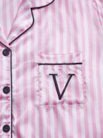 Conjunto De Pijama De Satén Casual Para Mujer Con Estampado Rayado Y Bordado De Letras Con Bolsillo Manga Corta Y Shorts Cuello En V Y Detalles De Botones - details 5