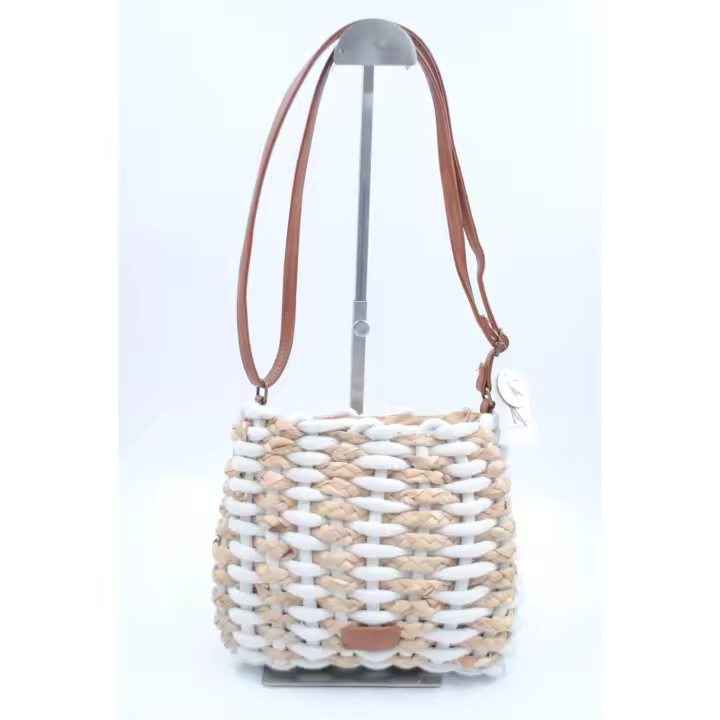 Bolso boho trenzado beige y blanco - 1