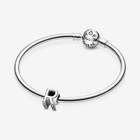 Charm de Pandora Letra R - Charm de plata de primera ley con la Inicial R - details 1