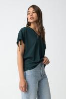 Camiseta npepita verde. Ajustable en las mangas, es muy fluida y suave. Color muy intenso para esta temporada - details 2