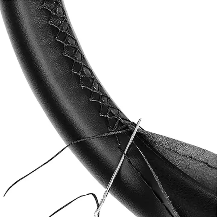 AUTOZOCO Funda para Volante con Agujas E Hilo, Cubierta Volante para Coser para diámetro 37/38 cm, Protector Volante de Coche, Anti Deslizante, Acabado Listo, Diseño Negro con Hilo Negro - 1