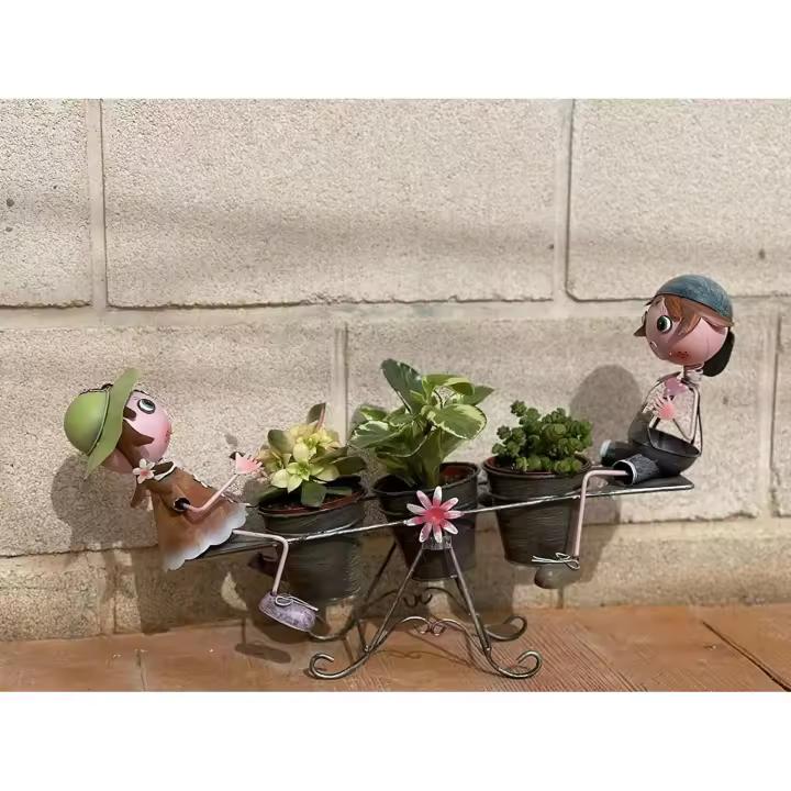 CAPRILO REGALOS & DECORACIÓN Macetero Triple Decorativo de Metal Niño y Niña en Balancín. Adornos. Decoración para Jardín. Regalos Originales. Figuras. 52 x 19 x 29 cm. - 1