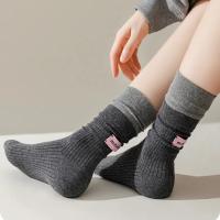 Calcetines De Algodón Rosados Retro Coreanos Para Mujeres Con Etiqueta En Inglés Y Rayas Cómodos Y Suaves Calcetines Deportivos De Media Caña Para Primavera Y Otoño - details 3