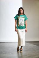 Camiseta Señora de  Anabel Lee. La camiseta SEÑORA destaca por su colorido, elegancia y comodidad. ¡¡¡¡Lo tiene todo!!!! Un tono verde esmeralda que transmite sofisticación y una amplia gama de emociones positivas. Pasando por la comodidad del algodón - details 4
