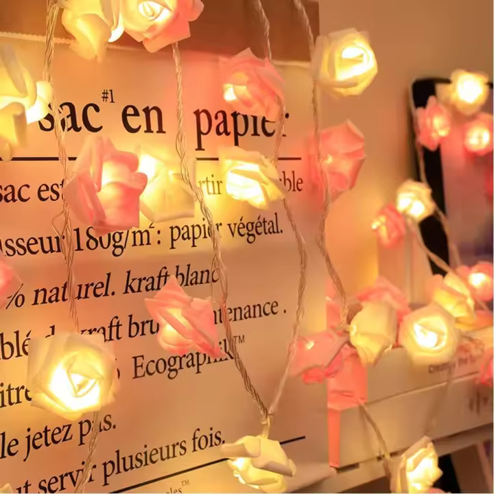 Cadena de luces con forma de rosa, 3 m, 20 LED, funciona con pilas, romántica lámpara de hadas con forma de rosa para exteriores, para bodas, habitaciones, decoración navideña (blanco y rosa) - 1