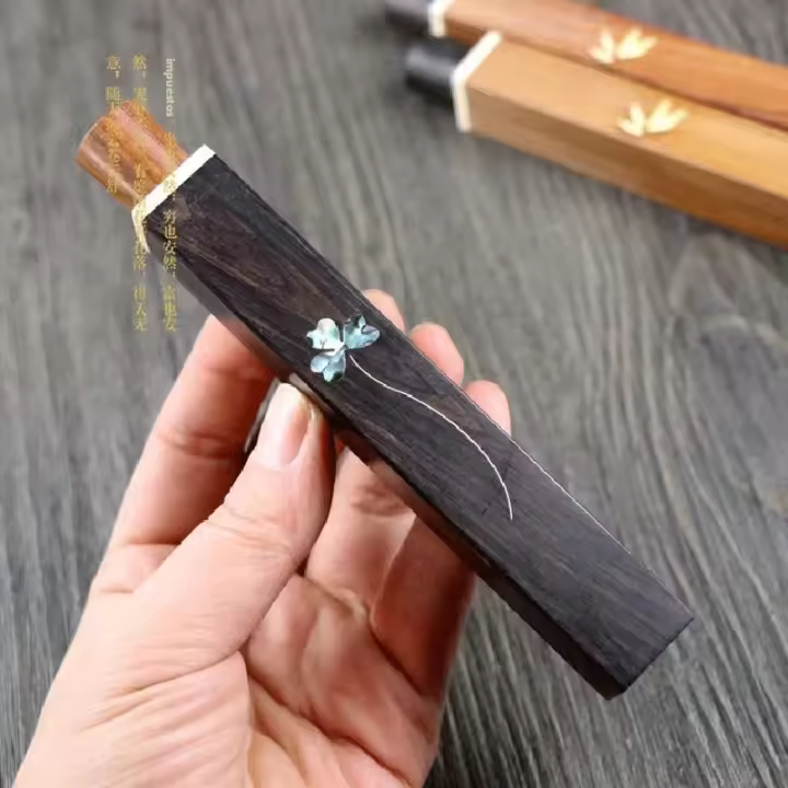 Caja De Almacenamiento De Incienso De Madera De Sándalo Negra Tubo De Incienso Corto Oval Figura De Tesoro En La Palma Juguete De Madera - 1