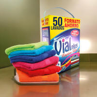 Vialplus Detergente 50 Lavados Limpieza total 2520 gr Maleta 50 Lavados Ropa Blanca y de Color Poder Quitamanchas - details 2