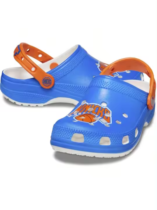 NBA New York Knicks Classic Clog U de Crocs, comodidad y estilo en cada paso. Diseño ergonómico, ideal para el día a día y actividades al aire libre. - 1