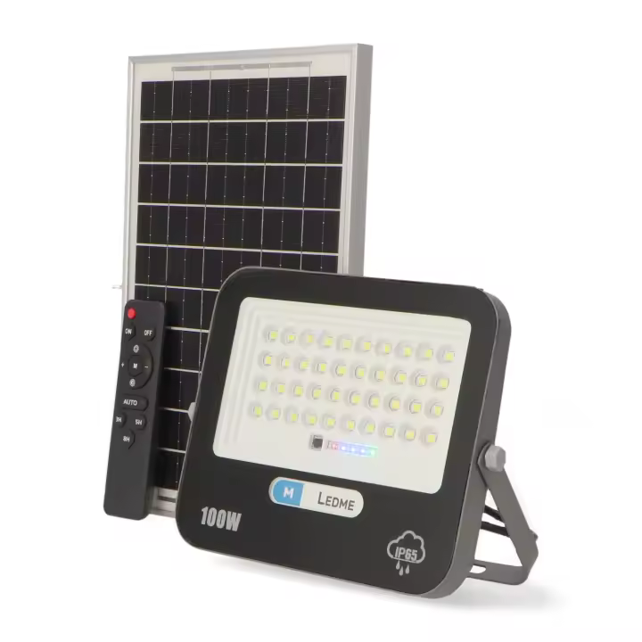 Foco Proyector Led Solar Milan 100W 6000K LEDME con mando a distancia y detector de luz crepuscular para exterior y alta resistencia a la intemperie bajo consumo y eficiencia, bombilla solar, aplique solar exterior jardín, terraza, patio, seguro y fiable - 1