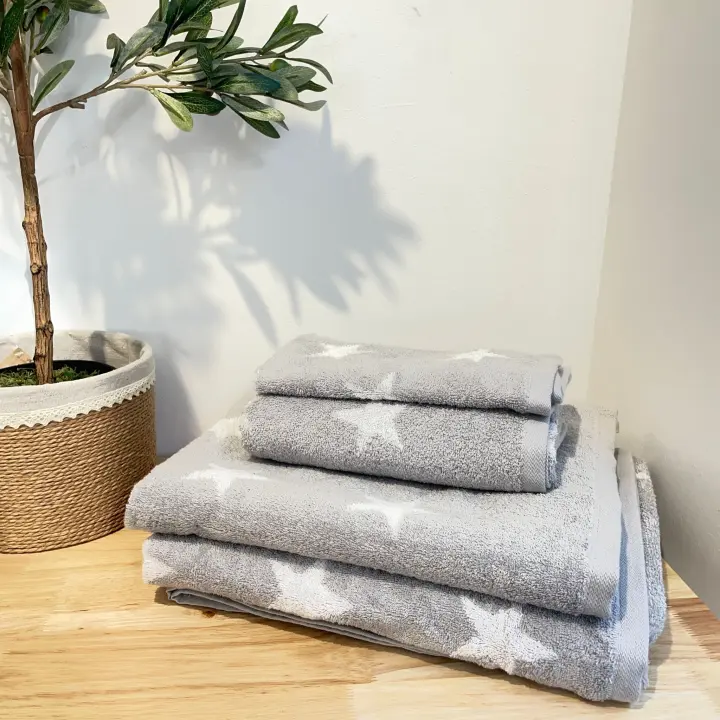 Baños Boutique Toallas Premium de Algodón - Calidad del Hotel, Suaves y Altamente Absorbentes - Color Gris Claro con Dibujo STAR - 1