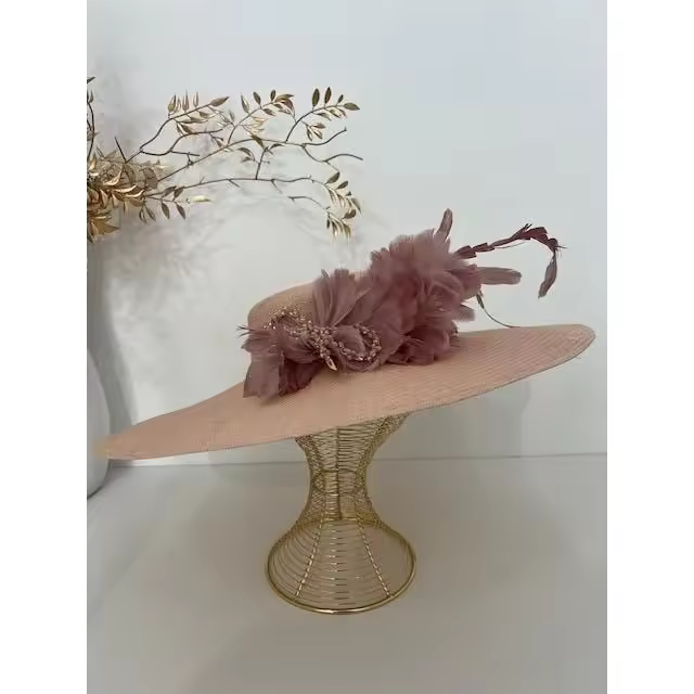 Pamela rosa nude con decoración de plumas y broche rosa maquillaje - 1