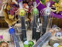 Lote de 10 Bolígrafos Antonio Miró de aluminio con un balsamo de labios aroma vainilla surtidos colores con en un elegante estuche de aluminio - regalos para invitados de boda comuniones bautizos aniversarios detalles originales para invitadas de boda - details 2