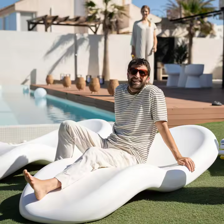 Newgarden - RASA Tumbona de Diseño para Piscina, Hotel o Beach Club. Muy Resistente para Exterior e Interior. Color Blanco. Se puede Apilar. Hecha de Polietileno en España - 1