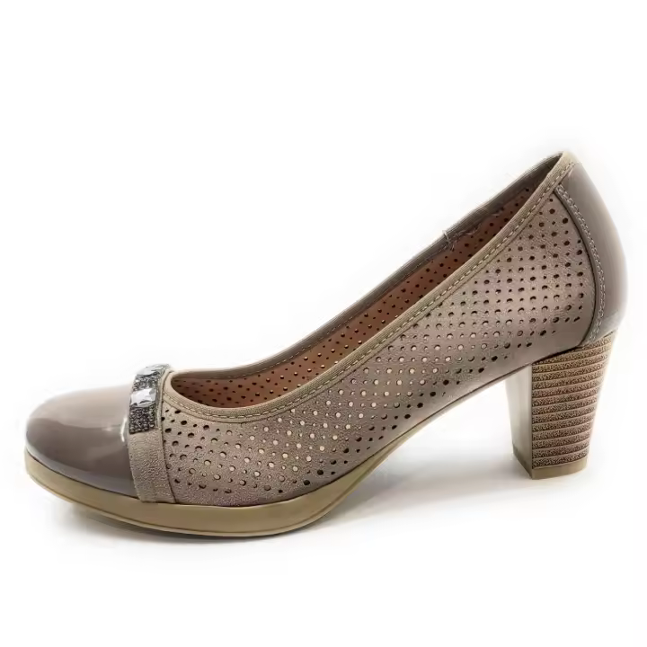 Zapatos de Salón en Antelida Perforada con Puntera Acharolada con adorno -Taupe - Tacon 6,5 cm. - 1