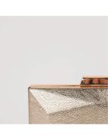 Bolso de mano clutch bodas eventos en polipiel con textura y color metalizado - details 3