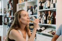El Marido de mi Amiga: Vino Blanco Semidulce de Bodegas Vallobera - Degusta la Dulzura de La Rioja - details 1