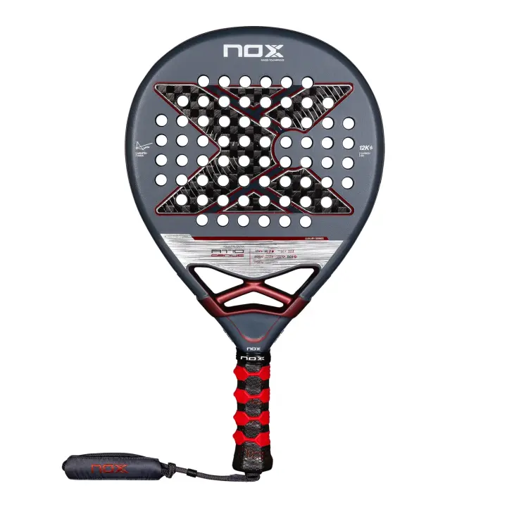 NOX AT10 GENIUS 12K BY AGUSTIN TAPIA 2025, pala con forma de lágrima, planos de Carbono 12K con acabado rugoso y núcleo de goma Black EVA. Gran absorción de las vibraciones para un golpeo más cómodo y sólido. - 1