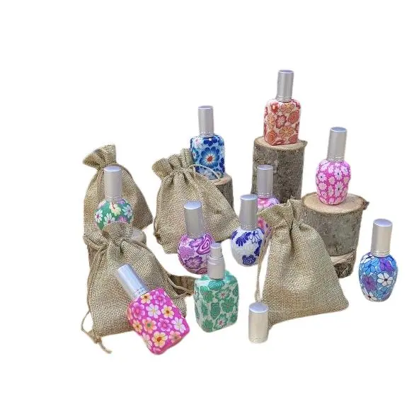 Lote de 10 atomizadores de cristal en bolsa de regalo para invitados de bodas, comuniones, bautizos y aniversarios - Perfumeros de cristal recubiertos de pasta de fimo en diferentes formas y colores - 1