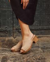 Lyla Wang Sandalias mujer mules con tacón alto y plataforma efecto madera con tachas y plantilla acolchada - details 30