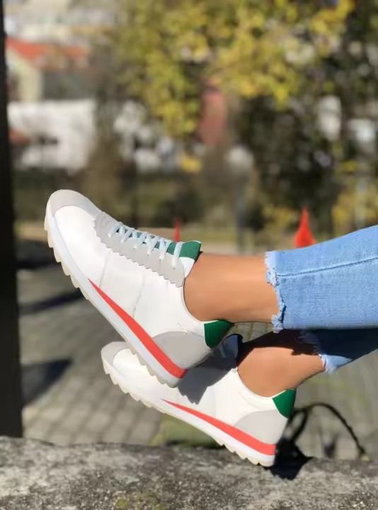 Zapatilla Corina blanca con gris , rojo y verde - 1