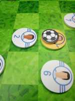 HENBEA SuperGol Juego Mesa Futbol Familiar Juguetes Regalo Niños Adultos Fans Liga Deporte de Mesa Juego Dados Estrategia Tablero Grande Lona de Jardín Impermeable 85x55 cms Apto Exteriores 7-77 años (1100) - details 1