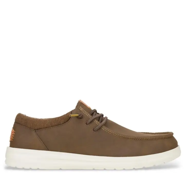 Cómoda  Blucher  PAUL CLASSIC de HEY DUDE, cordones elásticos. Suave microfibra marrón. Cuello acolchado. Plantilla ergonómica. Suela ligera, flexible y antideslizante. Altura Tacón bajo (1-3 cm) Referencia - 1