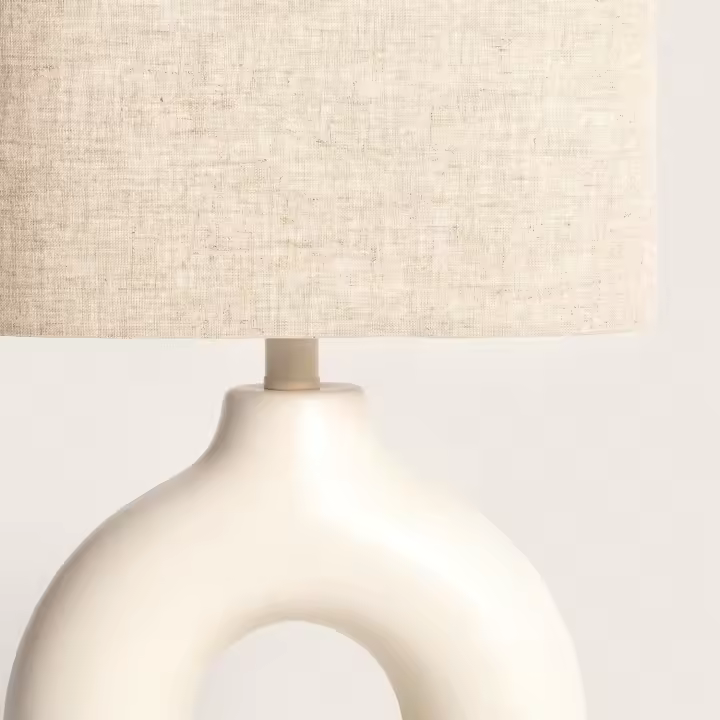 LEDKIA LIGHTING - Lámpara de Mesa Decorativa | Cerámica Beige Artesanal | Pantalla de Tela | Adecuada para Bombillas E27 hasta 40W | Uso Interior, Beige, Cerámica, Tela - 1