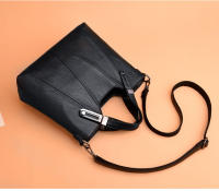 Bolsos de mujer de mediana edad, nuevo estilo, atmosféricos y versátiles, de moda, de cuero suave, de gran capacidad, bolsos de un solo hombro y bandolera. - details 5