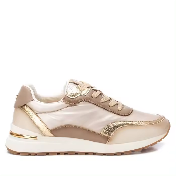 143374 XTI Zapatilla de mujer, de la marca Xti. Fabricada en una combinación de materiales textiles y sintéticos con diferentes acabados. Cordones ajustables. Suela de goma antideslizante. Con plantilla extraíble. - 1