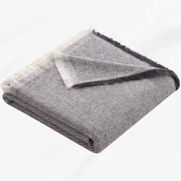 Lanovenanube - Colcha multiusos para sofá y cama SARGA. Manta foulard cómoda y práctica. Medida 120x180 cm - 1