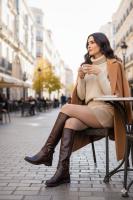 Bota Alta Marrón Chocolate de Piel Sintética, Estilo Ecuestre con Panel Elástico Trasero y Correa con Textura de Cocodrilo. Lyla Wang - details 1