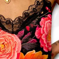 Camiseta Lencera Chloe Aire Retro - Encaje y Estampado Total Print - details 2