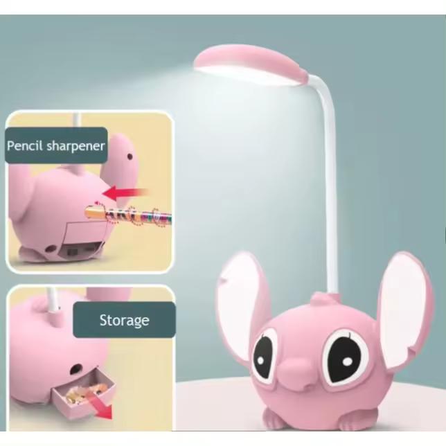 Lámpara de Escritorio LED Stitch Infantil con Sacapuntas USB Recargable, Luz Regulable y Diseño Compacto (12x22x7,6cm) - 1