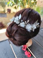 TOCADO CON ROSAS DE RESINA TRANSPARENTES CON TOQUES AZULES Y CUENTAS DE CRISTAL. PARA NOVIA, MADRINA, QUINCEAÑERA. HECHO A MANO. - details 0