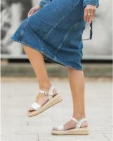 Lyla Wang Sandalias doradas mujer de esparto diseño con doble tira - details 6
