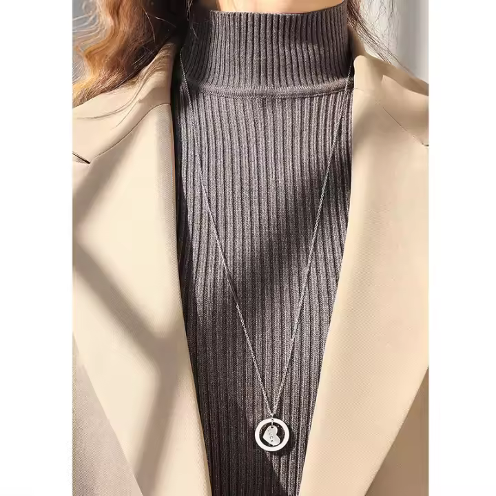 Encanto Collar retro inglés con forma de corazón y cadena de la suerte, cadena larga para suéter, chapado en acero de titanio - 1