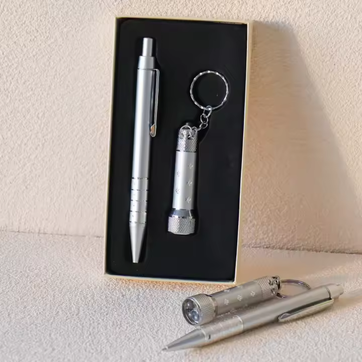 Pack de 6 a 36 unidades de Set de bolígrafo y llavero con linterna 2 modelos, bridge, Detalles para hombre Regalos para invitados de boda Recuerdos de bautizo Detalles de boda para los invitados, Regalantes.com - 1