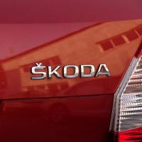 Banner - Emblema adhesivo de letras compatible con Skoda plateado brillo