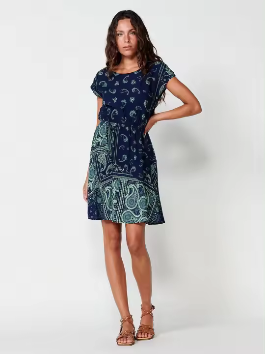 Koroshi Vestido Corto de Satén, Manga Corta, Escote Redondo, Cintura con Goma Elástica y Cierre con Botones en el Hombro, Estampado Tipo Pañuelo en Color Navy - 1