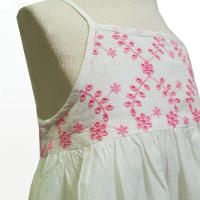 Vestido niña Petit Alo blanco 100% algodón con tirantes regulables y bordado rosa - details 0