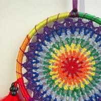 Atrapasueños para pared, adorno decorativo de plumas de arcoíris, hecho a mano, multiusos, para sala de estar y dormitorio. - details 3