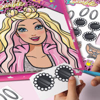 Lisciani Barbie - Set de maquillaje infantil, incluye sombras de ojos, coloretes, brillo de labios, pinceles, lápiz de ojos, gemas adhesivas, libro con actividades recortables, carpeta con espejo, juegos niños 5 años, juguetes creativos - details 4