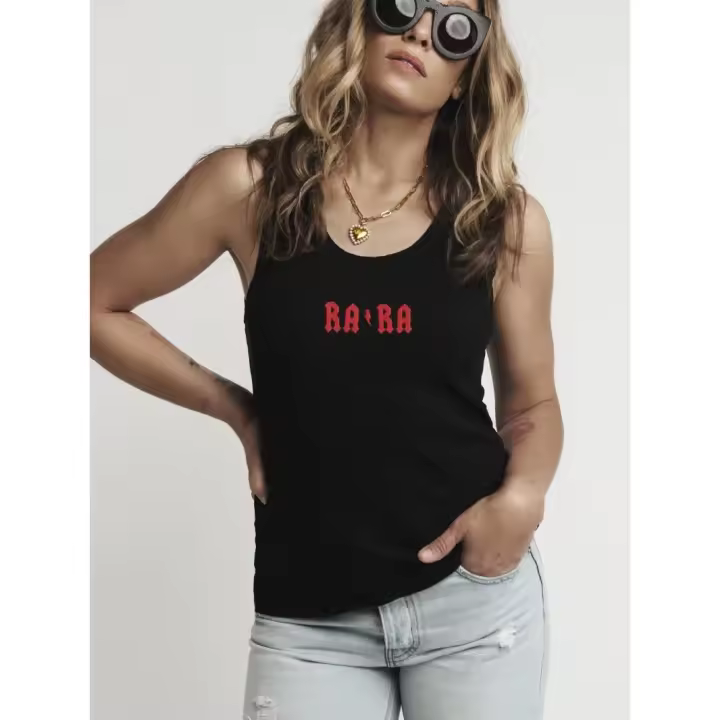 Cami "Rara" tirantes de Aire Retro. Camiseta entalladita de canalé con bordado central "RARA" Con un algodón súper gustoso que se ajusta al cuerpo pero sin marcar demasiado! - 1