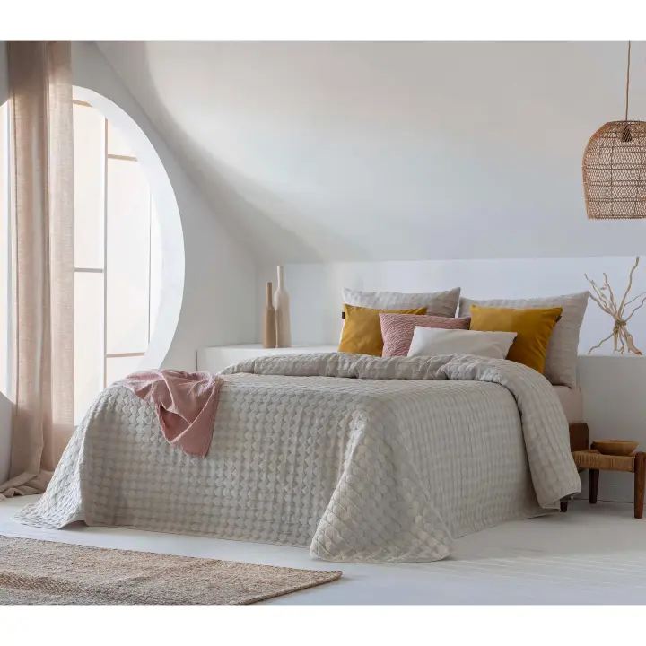 Colcha Bouti Jacquard Reversible MINSI de Fundeco para Cama de 135 y 150 cm – Diseño de Rombos en Color Lino y Beige Claro, Ideal para Verano. - 1