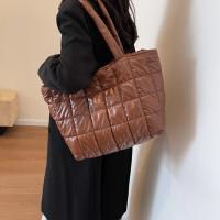 Bolso De Hombro Para Mujer De Invierno De Alta Calidad Tamaño Grande Con Plumas Abrazadera De Moda Bolsa De Brazo Desechable Satchel De Poliéster Con Cierre De Cremallera - details 5