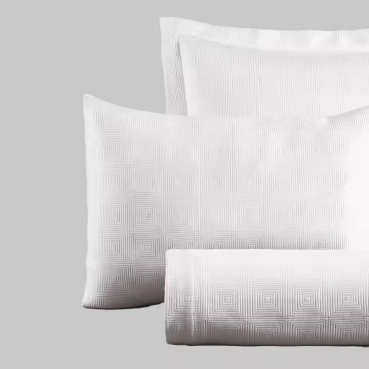 Colcha Cuadros 408 gsm, 100% CO, blanca, hotel, alta calidad textil y resistente al lavado industrial - 1